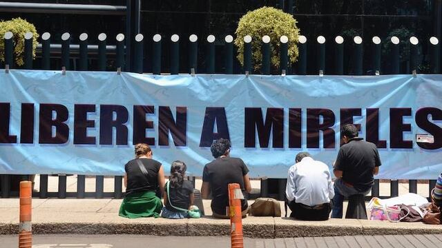 Protesta afuera de la PGR por liberación de Mireles.