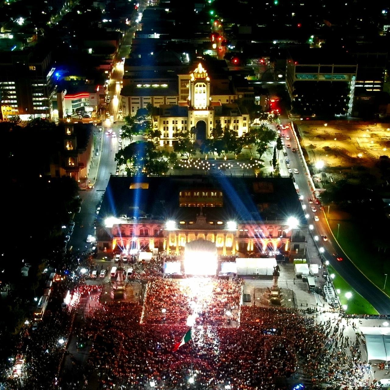 El candidato a la gubernatura de Movimiento Ciudadano, Samuel García Sepúlveda, hizo un llamado a la unidad para exigir un convenio fiscal justo a favor de Nuevo León en el festejo de su victoria realizado en la Explanada de los Héroes.