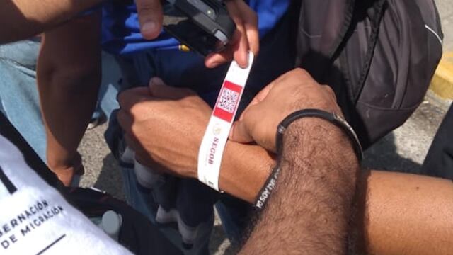 Brazalete que entrega el INM