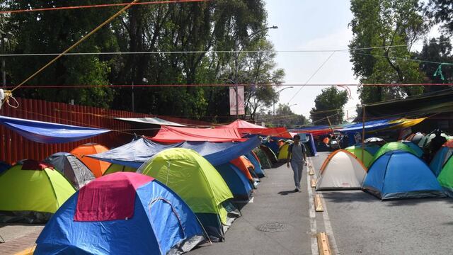Plantón frente a la Cámara de Diputados previo a la marcha hacia el Zócalo
