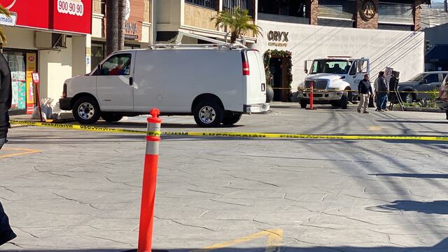 Encuentran camioneta panel con seis cuerpos en Plaza Conquistador