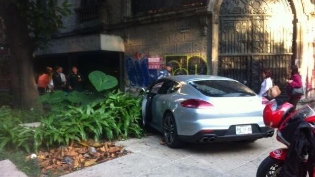 Hijo de Pedro Ferriz choca Porsche de su papá y huye de la escena