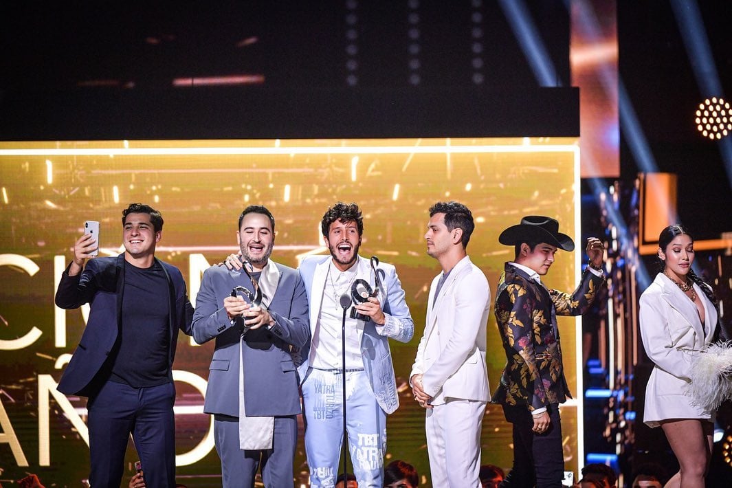Sebastian Yatra y Reik en Premios Lo Nuestro
