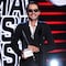 Marc Anthony sube al escenario a fan de 95 años y baila con ella