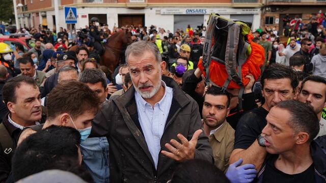 Rey Felipe VI es atacado con palos y barro en Valencia