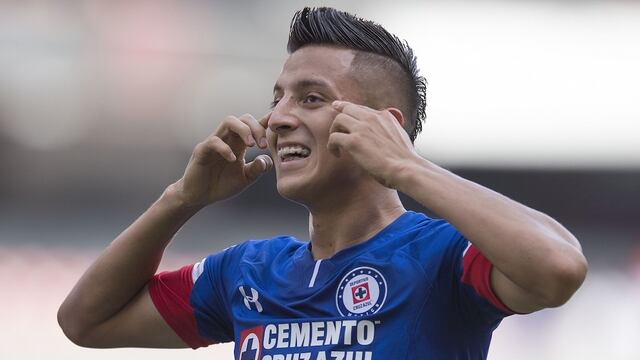 Roberto Alvarado festeja uno de sus goles.