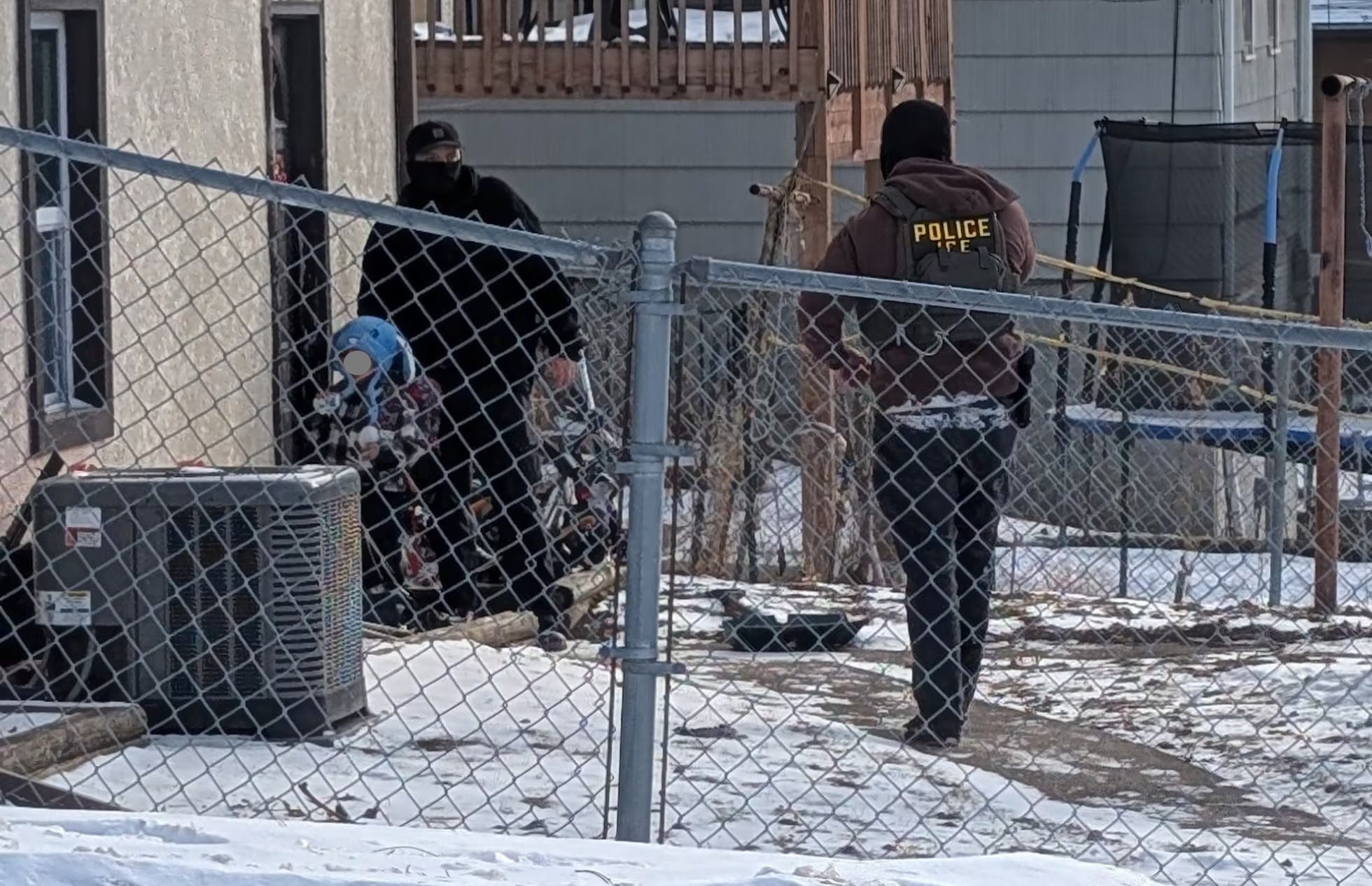Fotografía de menor detenido por ICE en Minnesota desata indignación