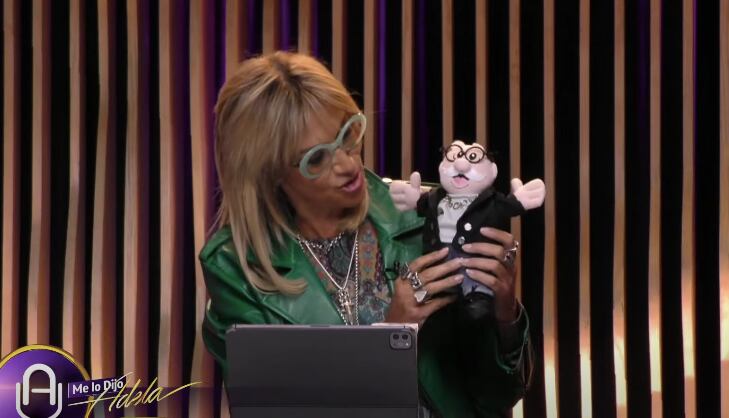 Adela Micha presume su doctor Simi
