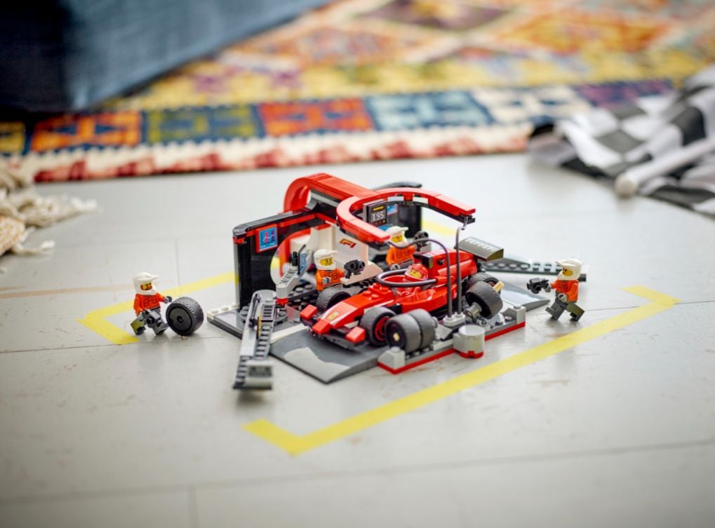 LEGO City Parada en Pits de F1 y Equipo de Mecánicos con Auto Ferrari