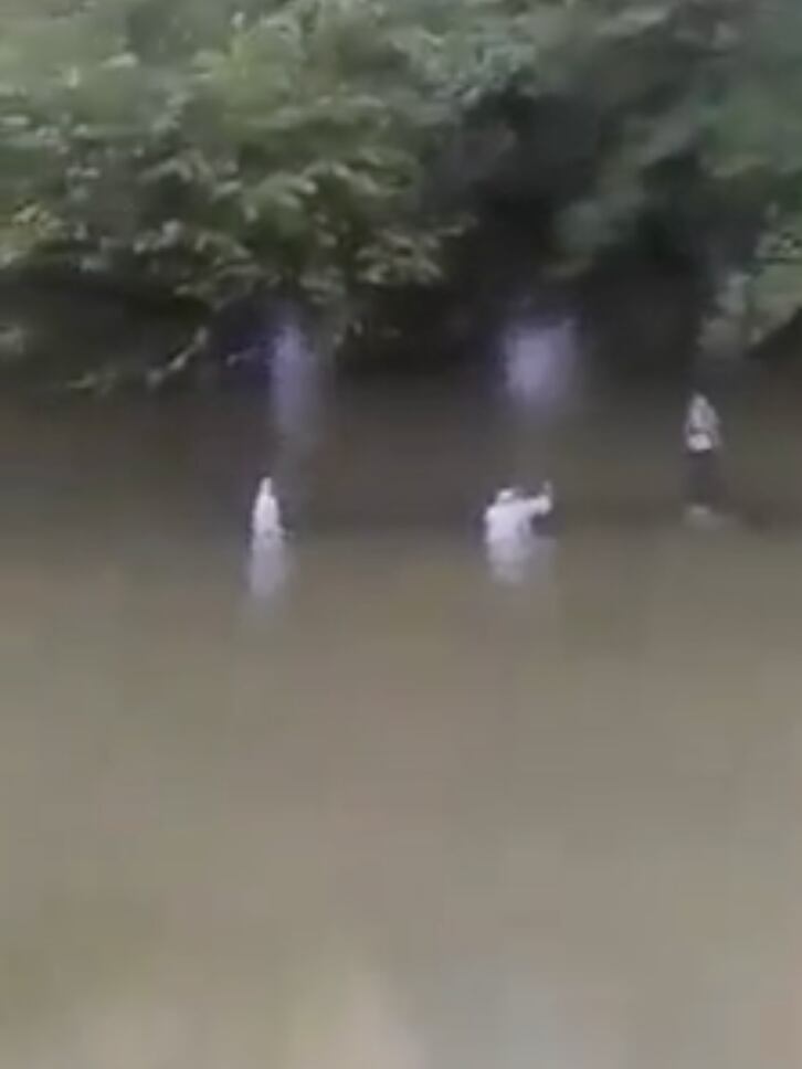Supuestos ángeles en el río