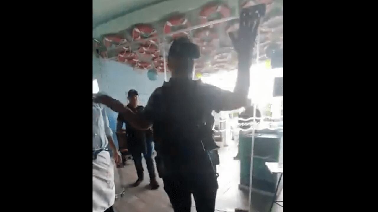 VIDEO: Sujeto armado pide a clientes de negocio en Culiacán que se refugien como puedan