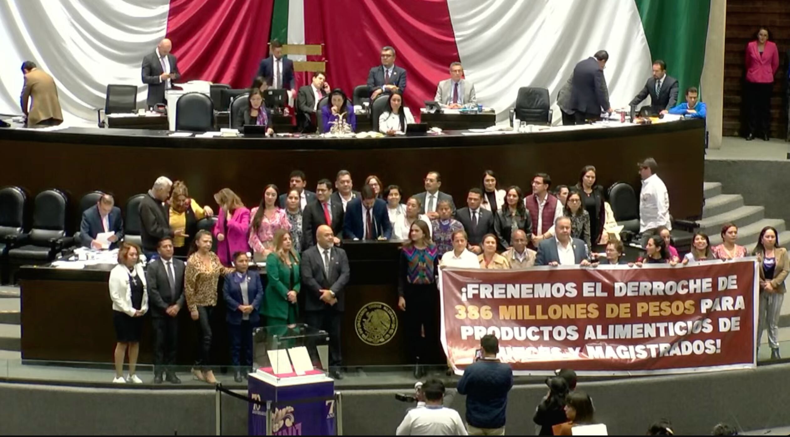 Morena sube a la tribuna de la Cámara de Diputados