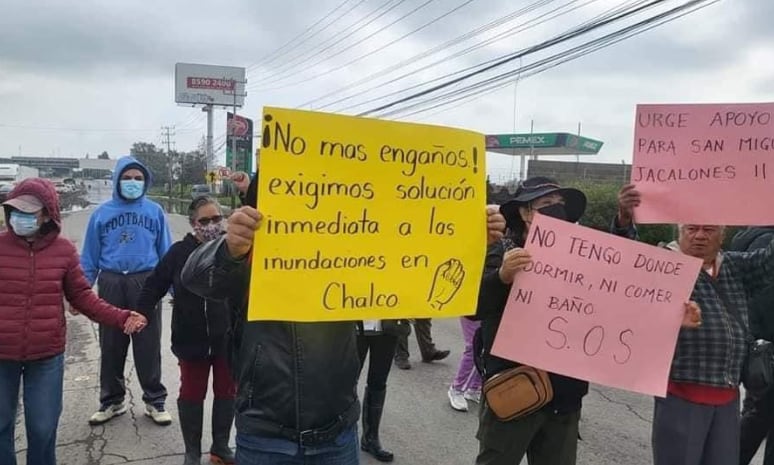 Vecinos de Chalco bloquean autopista México-Puebla