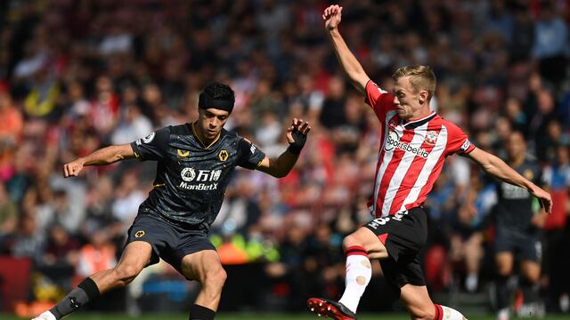 Raúl Jiménez en un partido con los Wolves