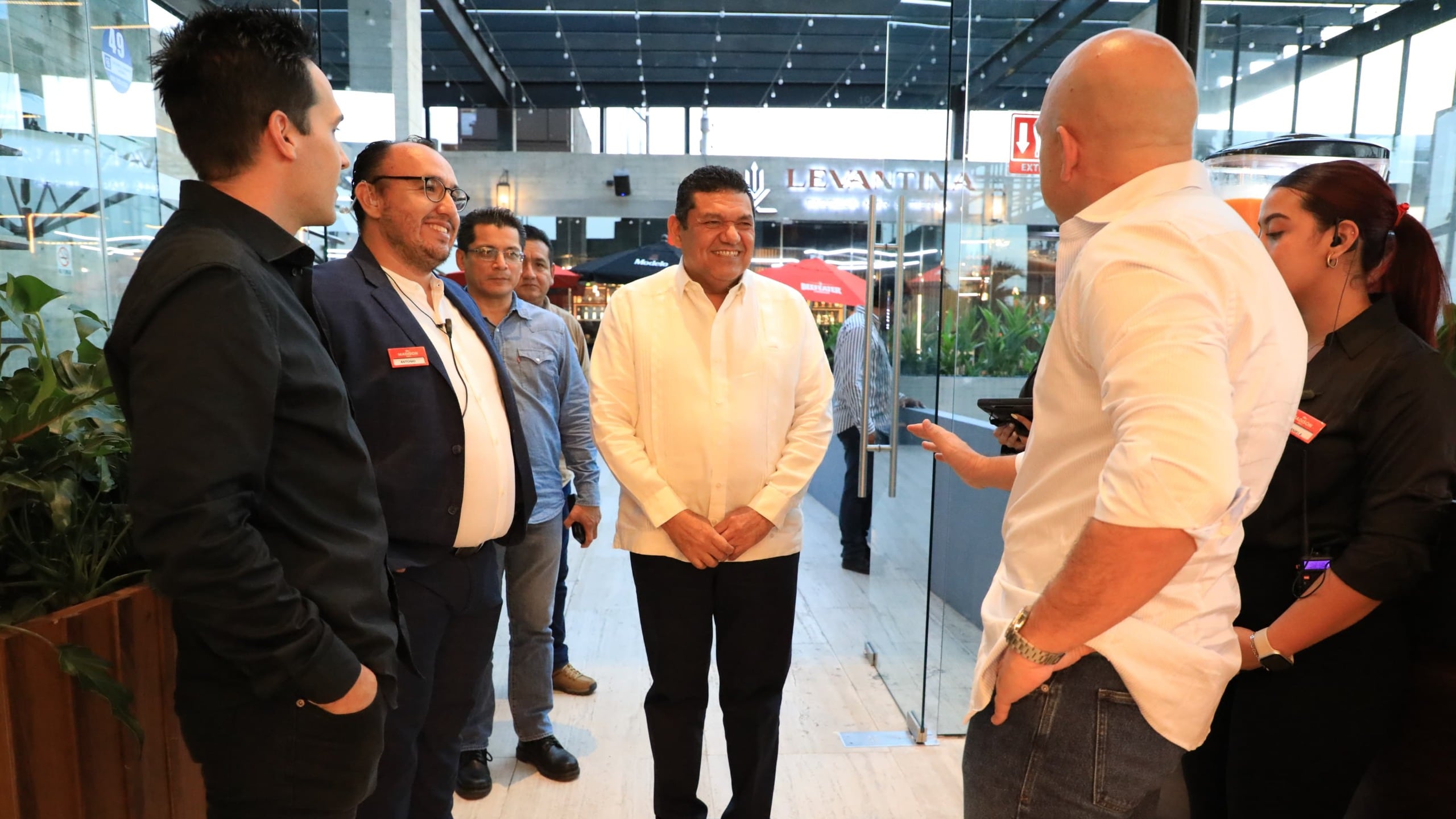Javier May asistió a muestra gastronómica en el restaurante Madison Grill