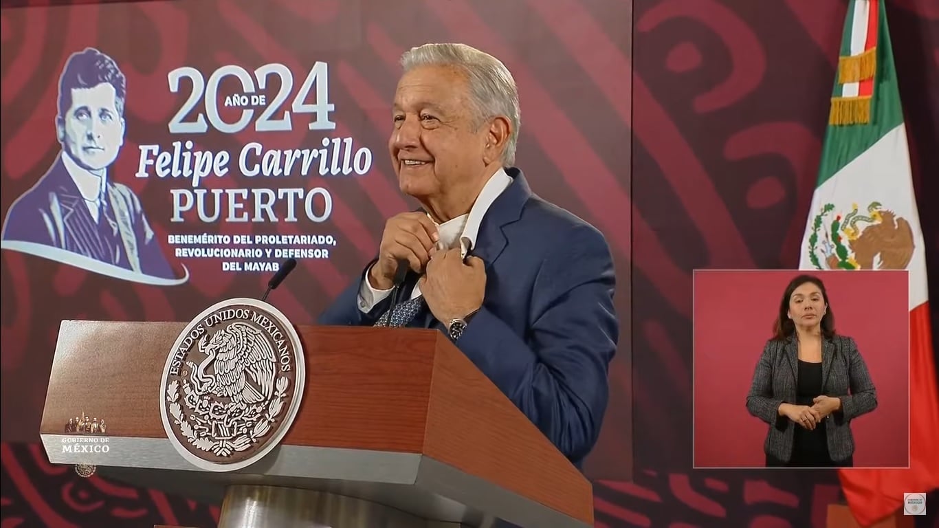 AMLO muestra camiseta debajo de su traje