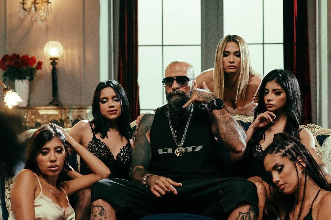 Babo de Cartel de Santa en el video "Piensa en Mi".