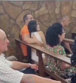 Mujer cacha a su esposo con la amante en plena misa