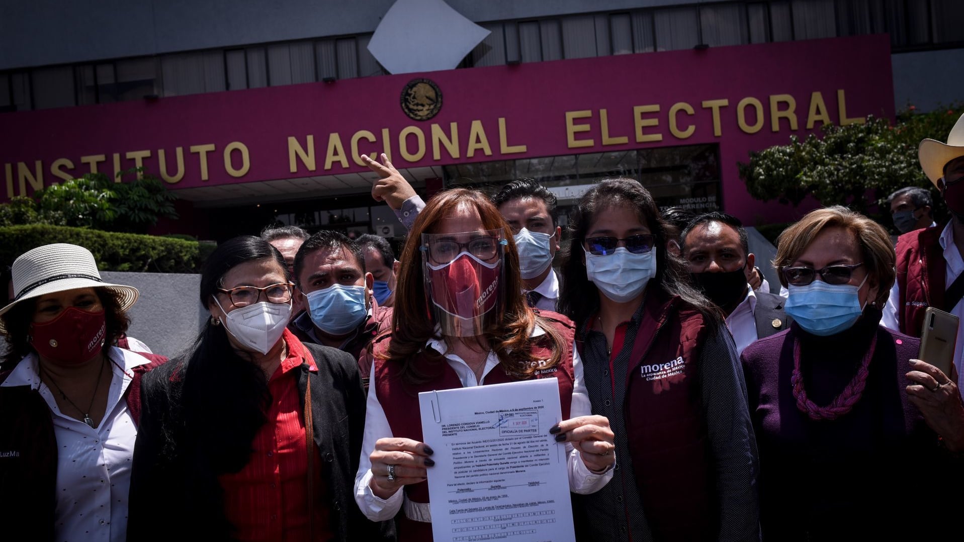 Yeidckol Polevnsky se registra como aspirante a la presidencia de Morena