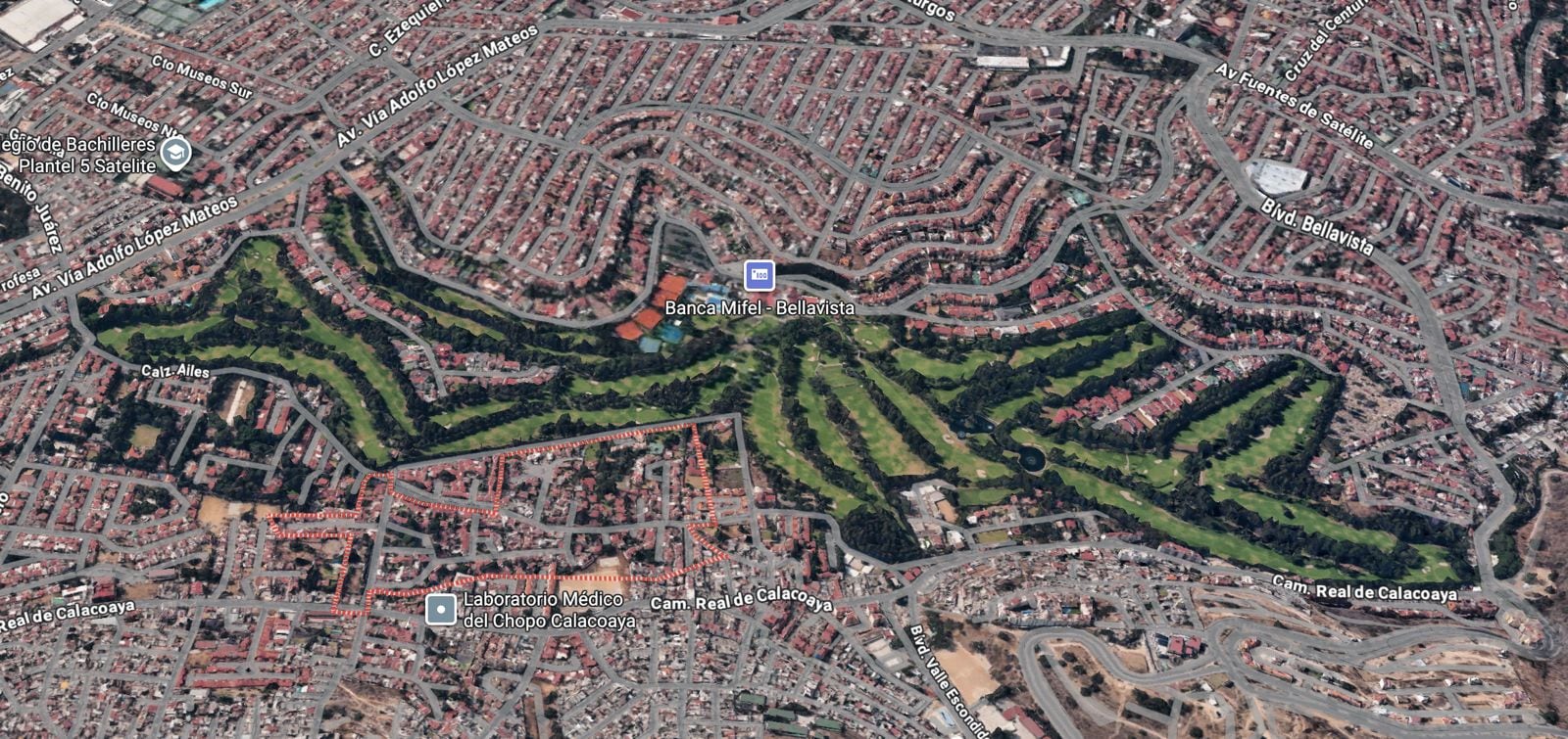 Vecinos de Atizapán exigen al Club Bellavista frenar daños por pelotas de golf.