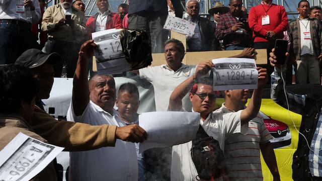 Taxistas protestan quemando las placas de sus vehículos en la CDMX