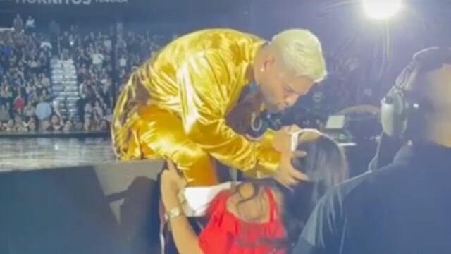 Maluma besa a fan