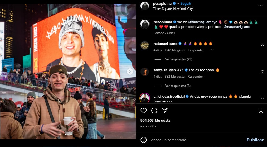 Peso Pluma presume su foto con Natanael Cano en las pantallas del Time Square en la ciudad de Nueva York