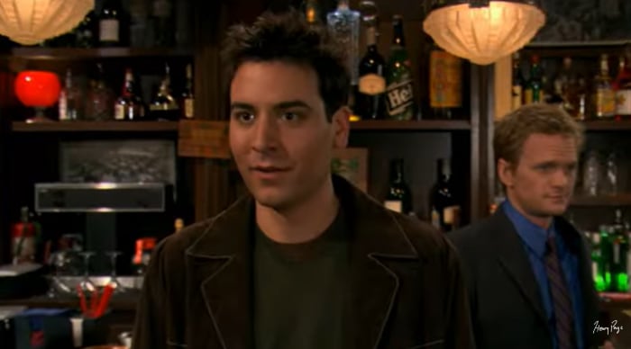 Josh Radnor interpretando a Ted Mosby en How I Met Your Mother