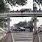 Critican a policías de Cuernavaca por no ayudar a un hombre que cayó de un puente (VIDEO)