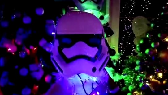 Stormtrooper forma parte de los adornos de la casa con 444 árboles de Navidad.