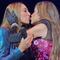 Gloria Trevi y Mónica Naranjo se dan un beso de ‘piquito’ en su concierto