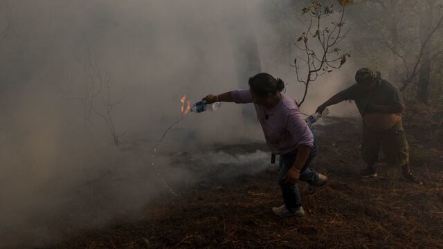 Vecinos de Valle de Bravo con cubetas y hasta botellas de agua se unieron para sofocar el incendio que se registró en Monte Alto