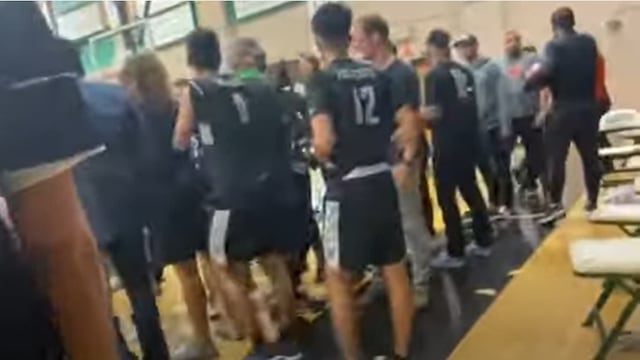 Arrojan tortillas a equipo de básquetbol