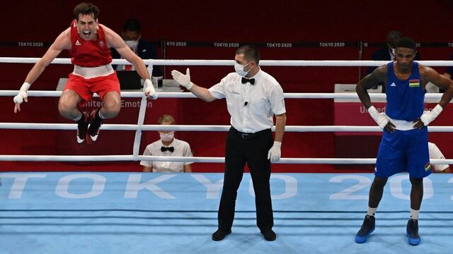 Aidan Walsh celebra su triunfo