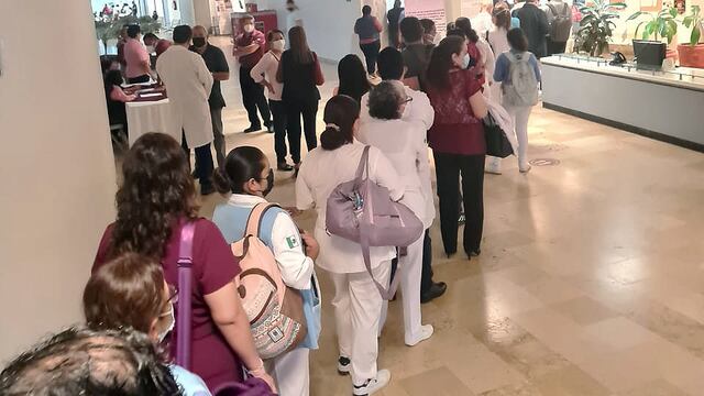 Trabajadores del ISSSTE registrando su entrada