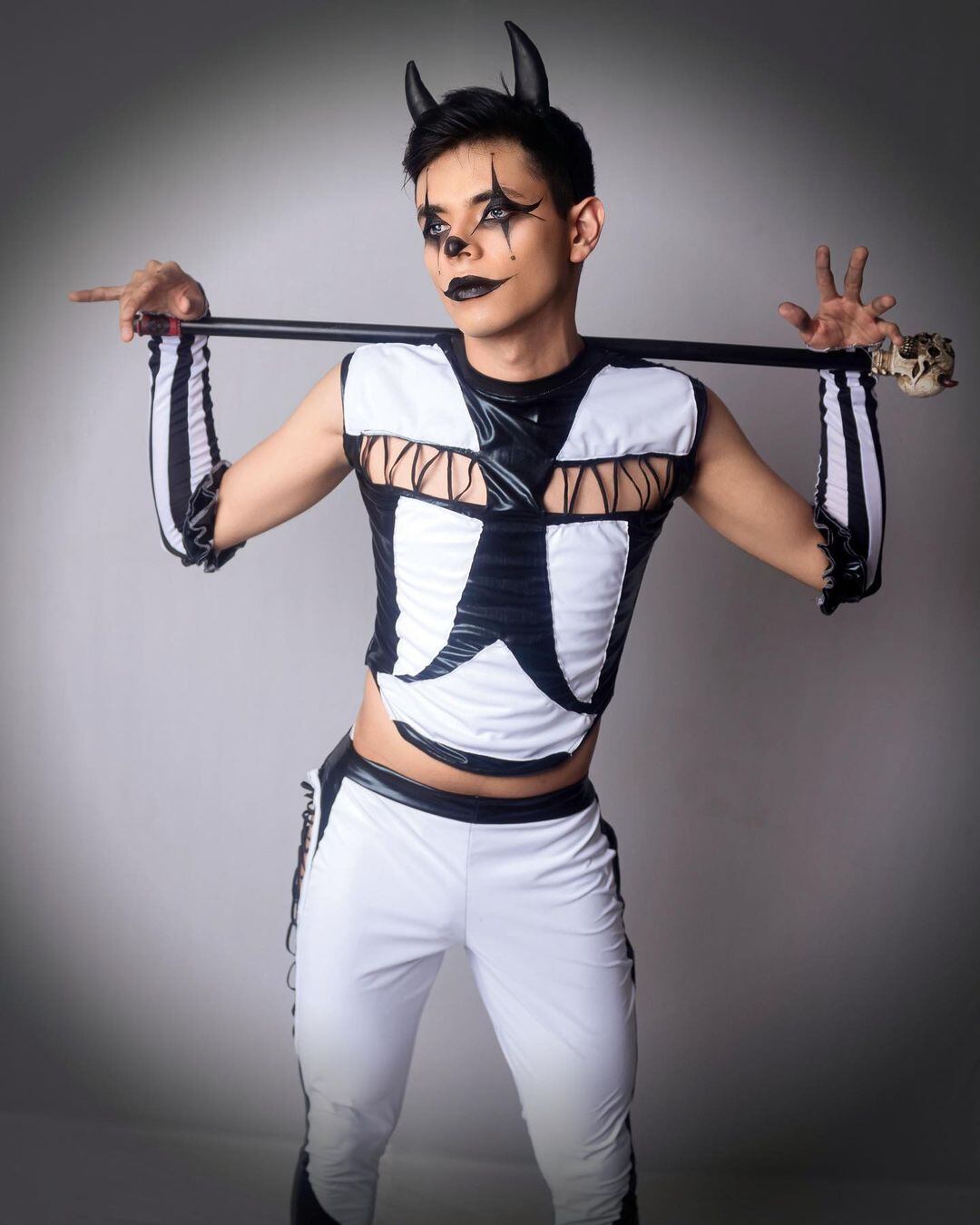 Fan que replicó el look de Danna Paola y la sorprendió en su concierto.