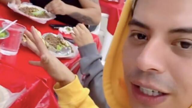 Eduin Caz comiendo tacos