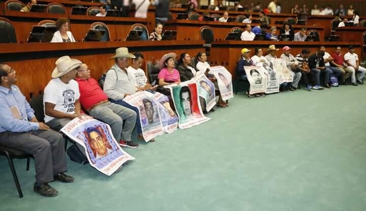 Los familiares de los 43 desaparecidos de Ayotzinapa ingresaron al Congreso de Guerrero.
