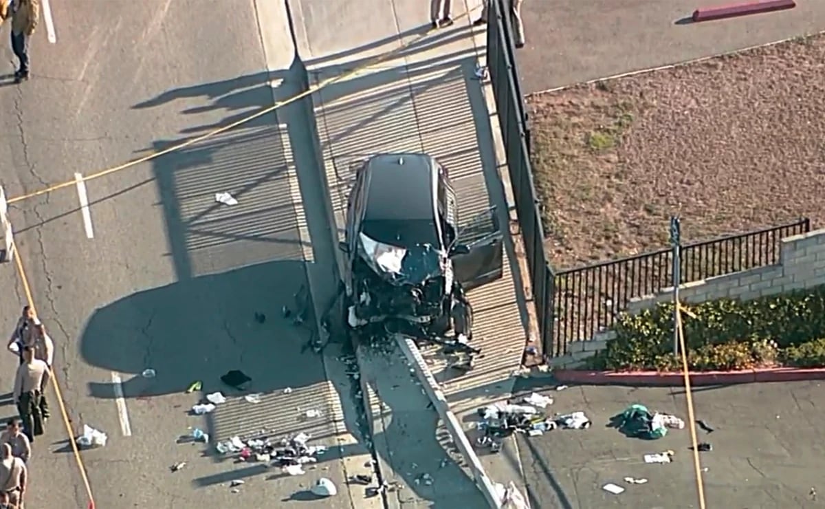 Auto queda destrozado tras arrollar a 25 policías en Los Ángeles.