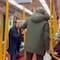 Por no traer cubrebocas, hombre provoca pelea en el metro de Madrid