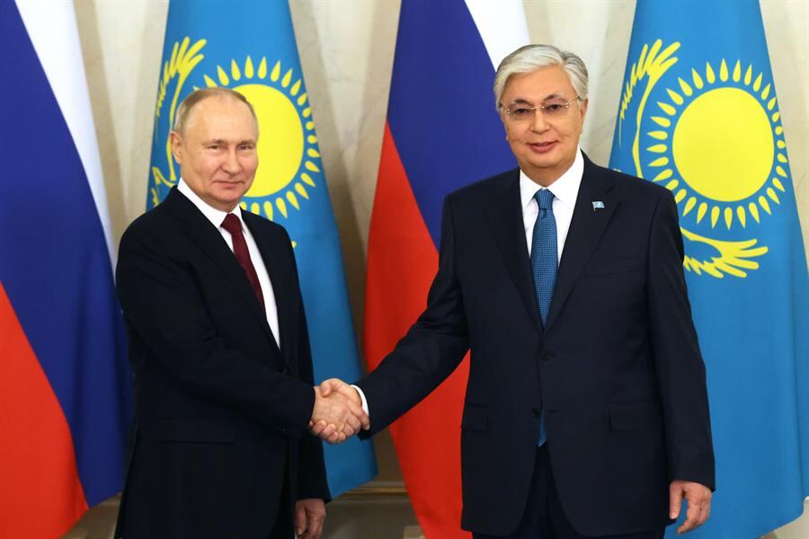 Kasim-Yomart Tokáyev, presidente de Kazajistán y Vladimir Putin, presidente de Rusia