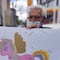 Abuelito vende dibujos para mantener a sus nietas huérfanas, en Guanajuato