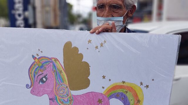 Mario Arnulfo vende dibujos de sus nietas en Guanajuato