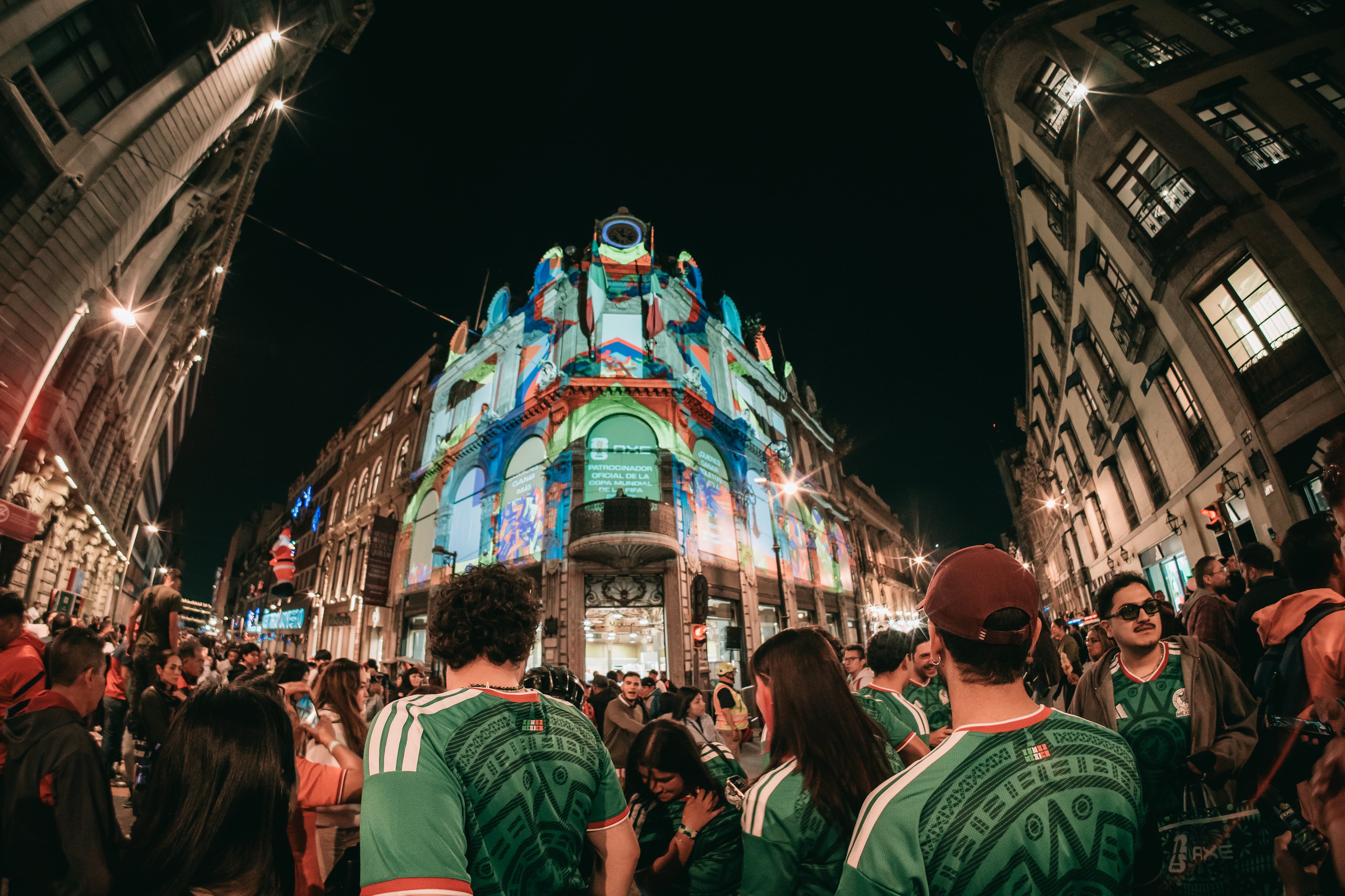 El centro histórico se iluminó con la fiesta mundialista de AXE