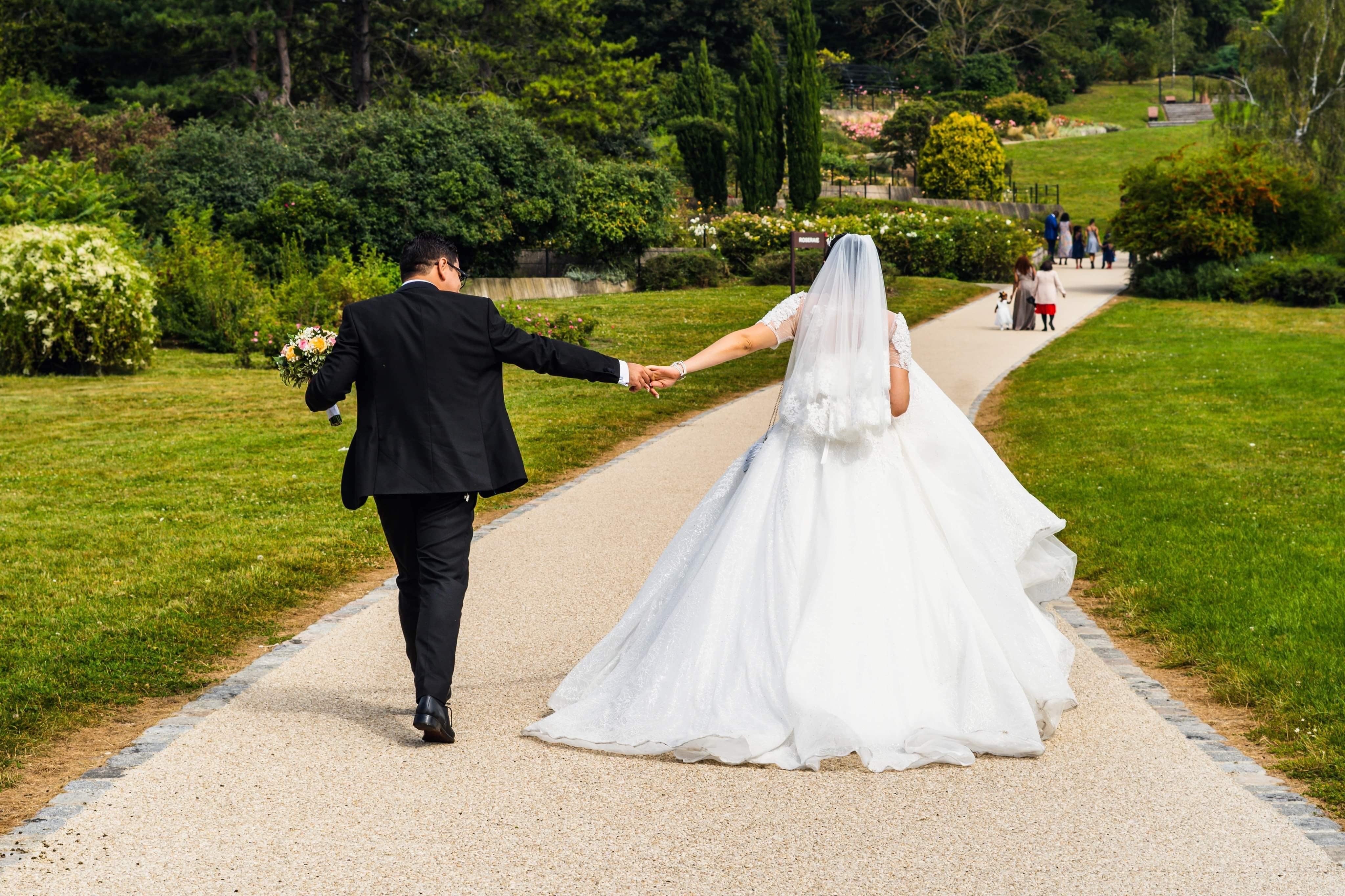 Usuarios de internet consideran que es mala hija por perderse la boda de su mamá