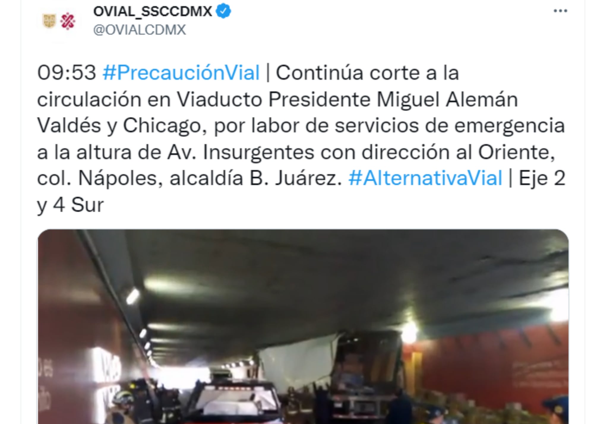 Tráiler atorado en Viaducto Miguel Alemán/ Twitter @OVIALCDMX