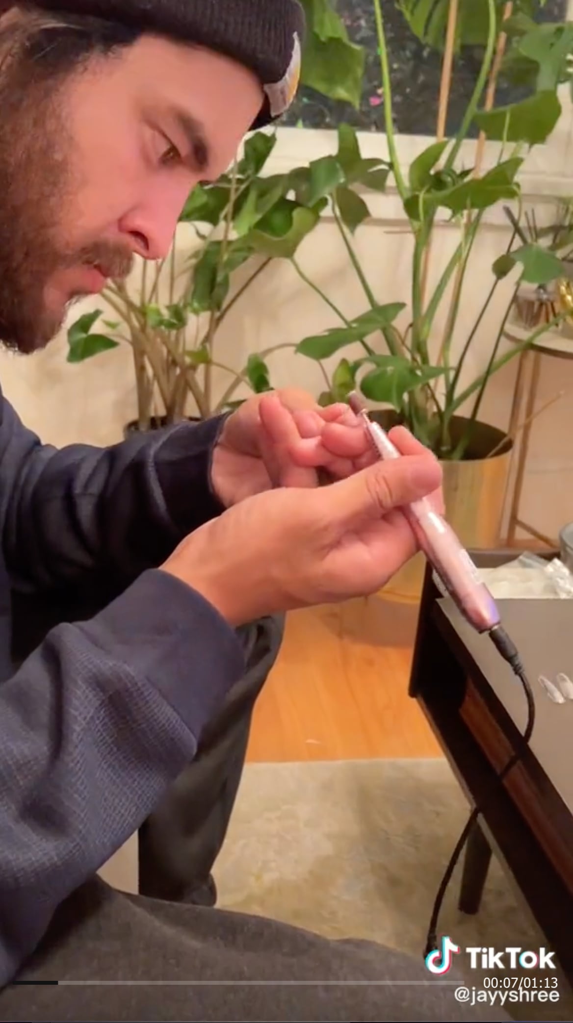 Novio aprende a hacerle el gelish para ahorrarse dinero