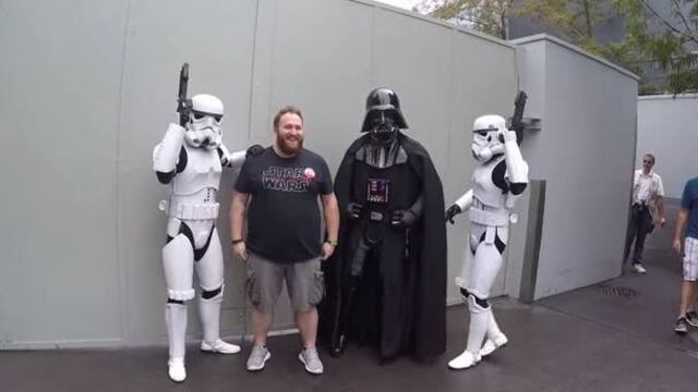 En compañía de Darth Vader le anuncian que será papá.