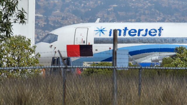 Avión de Interjet con banderas de huelga
