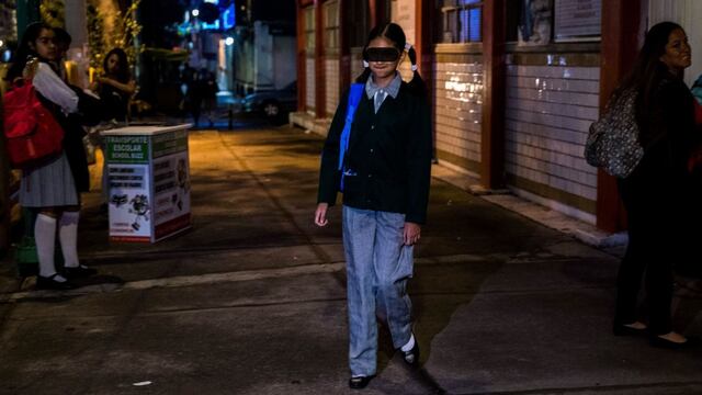 Niña usa pantalón como parte del uniforme